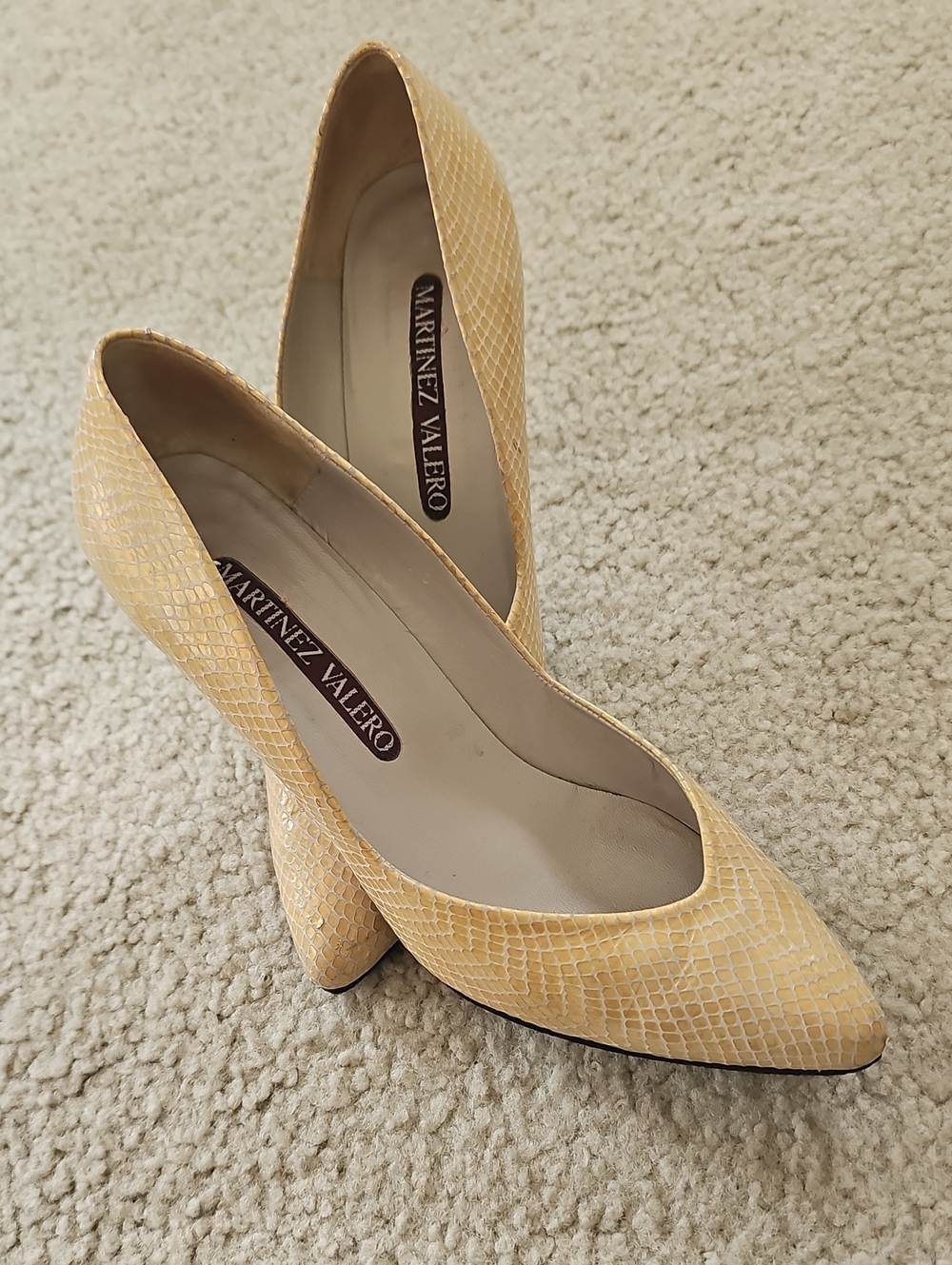 Martinez Valero Beige Snakeskin Pointed Toe Pumps 8M 3.75" Heels - Picture 9 of 12